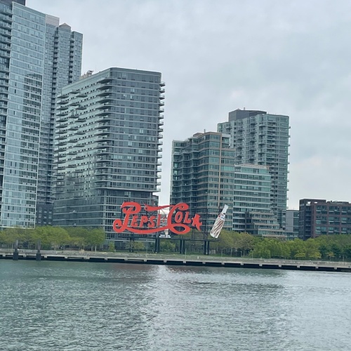 Enseigne Pepsi Cola, vue depuis Roosevelt Island