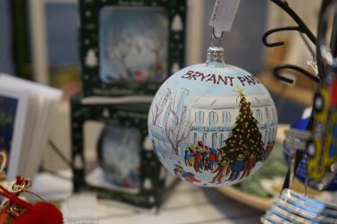 La boule de Noël Bryant Park. A offrir avant ou après Noël si vous êtes un retardataire