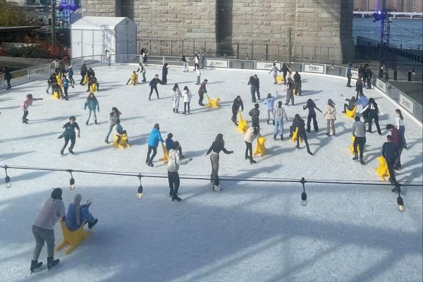 Faites du patin à glace avec vue sur le Brooklyn Bridge !