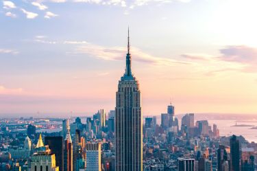 Le plus mythique, l'Empire State Building -&nbsp;<a href="https://unsplash.com/@cobblepot?utm_source=suricate_blog_module&amp;utm_medium=referral">Kit Suman</a>&nbsp;sur&nbsp;<a href="https://unsplash.com/?utm_source=suricate_blog_module&amp;utm_medium=referral">Unsplash</a>