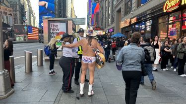 Le Naked Cowboy arpente Times Square toute l'année.&nbsp;