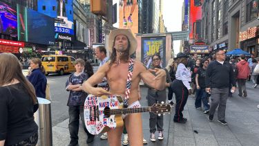 Le Naked Cow Boy prend la pose !&nbsp;